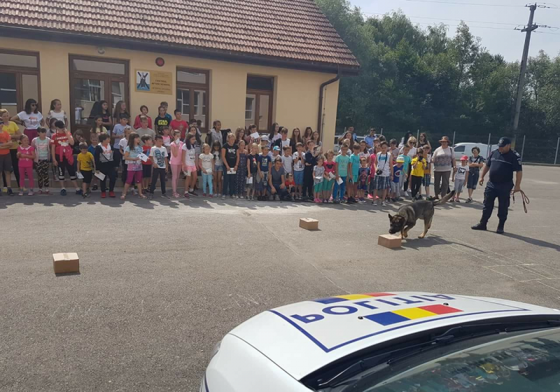 IPJ MARAMUREȘ: O zi din tabăra de vară de la Dumbrăviţa împreună cu poliţiştii IPJ MARAMUREȘ: O zi din tabăra de vară de la Dumbrăviţa împreună cu poliţiştii