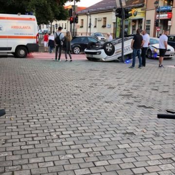 DE RÂSUL LUMII: Două maşini s-au tamponat în aşa hal încât una, aparţinând poliţiei a ajuns cu roţile în sus