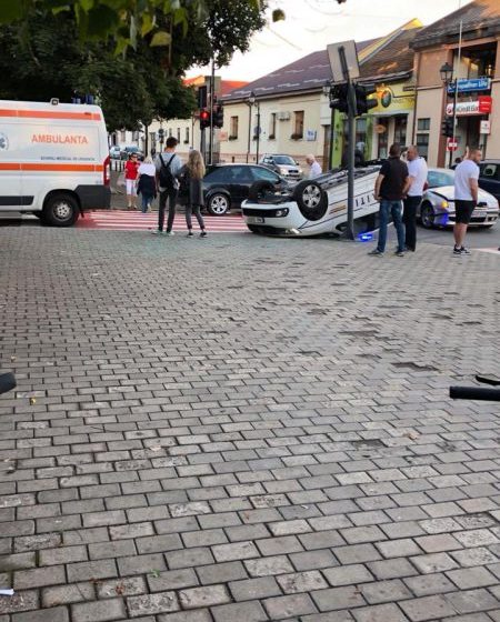 DE RÂSUL LUMII: Două maşini s-au tamponat în aşa hal încât una, aparţinând poliţiei a ajuns cu roţile în sus