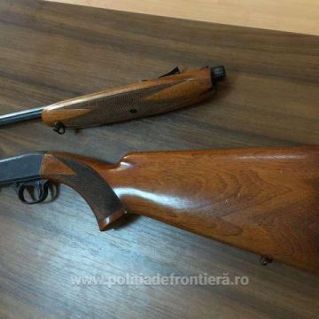 POLIȚIA DE FRONTIERĂ: Componentele unei arme de vânătoare, descoperite ascunse într-un autoturism