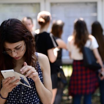 RECOMPENSE: Guvernul le oferă bani elevilor care au obţinut nota maximă la Evaluarea Naţională şi la Bacalaureat RECOMPENSE: Guvernul le oferă bani elevilor care au obţinut nota maximă la Evaluarea Naţională şi la Bacalaureat