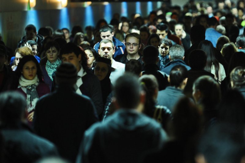 ROMÂNIA, LA 100 DE ANI: Populaţia se reduce cu cinci români pe oră, iar în ceea ce priveşte migraţia suntem pe locul doi după Siria ROMÂNIA, LA 100 DE ANI: Populaţia se reduce cu cinci români pe oră, iar în ceea ce priveşte migraţia suntem pe locul doi după Siria