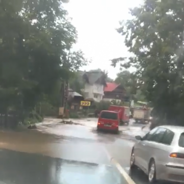 RUPERE DE NORI: O ploaie torențială de doar câteva minute a făcut prăpăd în Desești RUPERE DE NORI: O ploaie torențială de doar câteva minute a făcut prăpăd în Desești