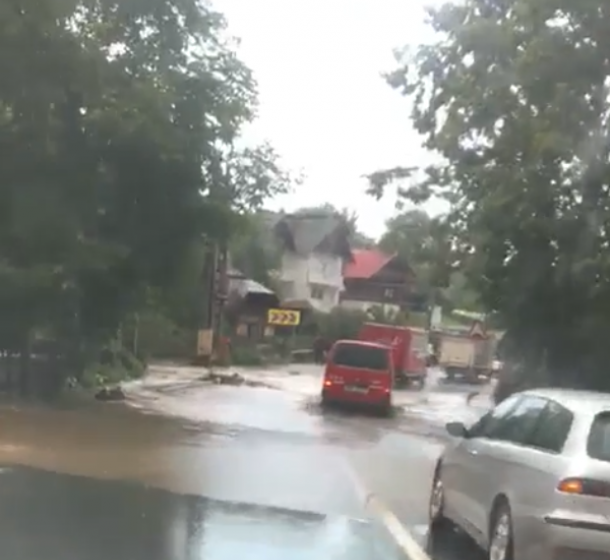 RUPERE DE NORI: O ploaie torențială de doar câteva minute a făcut prăpăd în Desești RUPERE DE NORI: O ploaie torențială de doar câteva minute a făcut prăpăd în Desești