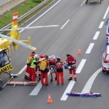 ACCIDENT ÎN AUSTRIA: Sunt implicate un microbuz şi autoturism înmatriculate în România. Mai multe persoane, rănite ACCIDENT ÎN AUSTRIA: Sunt implicate un microbuz şi autoturism înmatriculate în România. Mai multe persoane, rănite