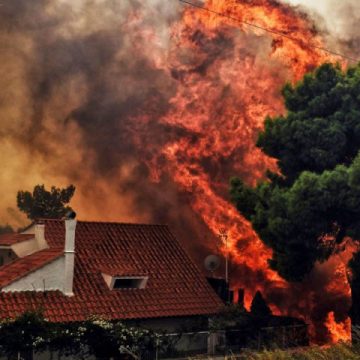 AU INDICII: Un oficial grec susţine că incendiile de vegetaţie ar fi fost puse intenţionat