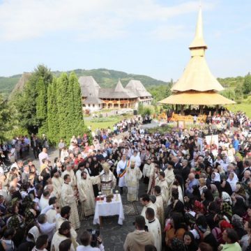 SĂRBĂTOARE: Mii de persoane au luat parte la hramul Mănăstirii Bârsana