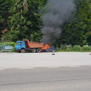ÎN FLĂCĂRI: O mașină a luat foc la Cavnic ÎN FLĂCĂRI: O mașină a luat foc la Cavnic
