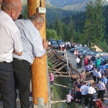 ACCIDENT CUMPLIT LA O NUNTĂ: Mai mulţi răniţi, dintre care 9 grav, după ce balustrada unei pensiuni s-a prăbuşit ACCIDENT CUMPLIT LA O NUNTĂ: Mai mulţi răniţi, dintre care 9 grav, după ce balustrada unei pensiuni s-a prăbuşit