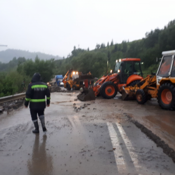 INFOTRAFIC: Apă de 15 cm, acumulată pe un drum naţional, după o ploaie torenţială. Circulaţia rutieră se desfăşoară cu dificultate INFOTRAFIC: Apă de 15 cm, acumulată pe un drum naţional, după o ploaie torenţială. Circulaţia rutieră se desfăşoară cu dificultate