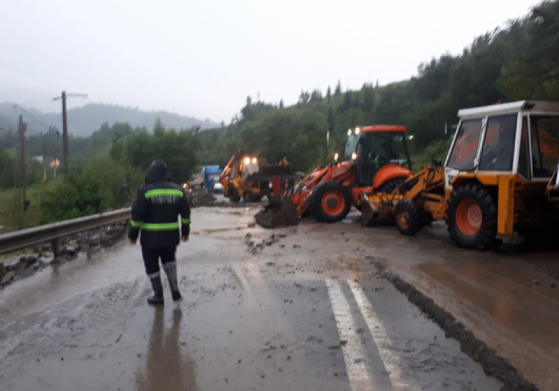 INFOTRAFIC: Apă de 15 cm, acumulată pe un drum naţional, după o ploaie torenţială. Circulaţia rutieră se desfăşoară cu dificultate INFOTRAFIC: Apă de 15 cm, acumulată pe un drum naţional, după o ploaie torenţială. Circulaţia rutieră se desfăşoară cu dificultate