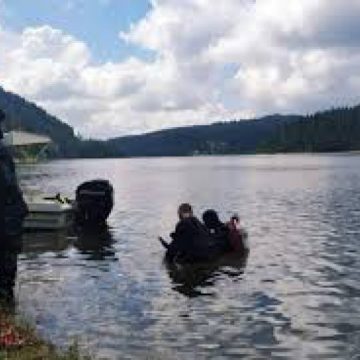 ÎNCĂ ÎL MAI CAUTĂ: Scafandrii militari intervin în căutarea directorului APIA Cluj, dispărut în lacul Beliş ÎNCĂ ÎL MAI CAUTĂ: Scafandrii militari intervin în căutarea directorului APIA Cluj, dispărut în lacul Beliş