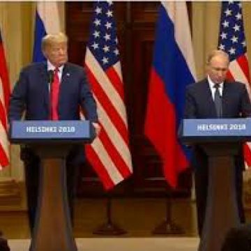 INCIDENT ÎNAINTE DE CONFERINŢA DE PRESĂ TRUMP – PUTIN: Un protestatar, scos cu forța din sală de agenții de securitate