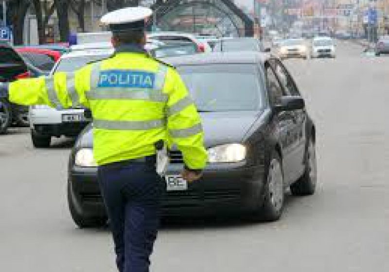 TENTATIVĂ DE OMOR: Șofer arestat după ce a scuipat și a vrut să dea cu mașina peste un polițist