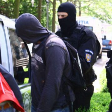 REŢINUT ÎN ROMÂNIA: Cetăţean britanic urmărit pentru trafic de minori, prins într-o localitate din judeţul Arad REŢINUT ÎN ROMÂNIA: Cetăţean britanic urmărit pentru trafic de minori, prins într-o localitate din judeţul Arad