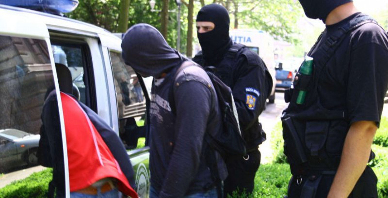 REŢINUT ÎN ROMÂNIA: Cetăţean britanic urmărit pentru trafic de minori, prins într-o localitate din judeţul Arad REŢINUT ÎN ROMÂNIA: Cetăţean britanic urmărit pentru trafic de minori, prins într-o localitate din judeţul Arad
