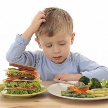 NUTRIȚIONIST: Copiii au nevoie de cel puţin trei mese pe zi. Cele două gustări nu sunt obligatorii NUTRIȚIONIST: Copiii au nevoie de cel puţin trei mese pe zi. Cele două gustări nu sunt obligatorii