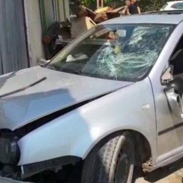 CUMPLIT: Un tânăr de 17 ani a furat maşina tatălui său şi a intrat intenţionat în patru persoane, toate rude ale sale. Un copil de trei ani a murit