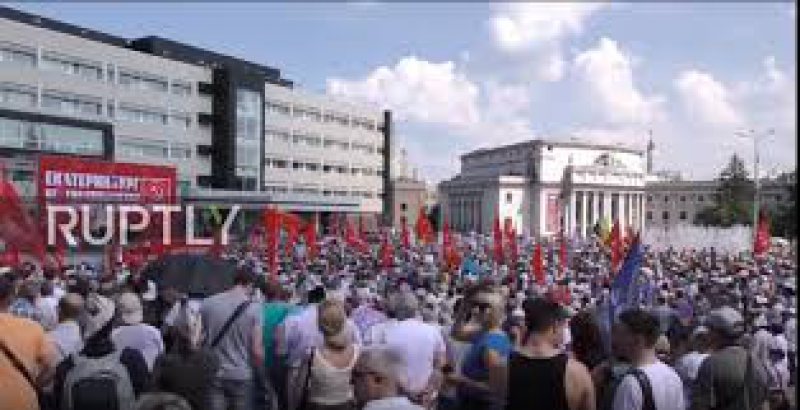 PROTESTE DE AMPLOARE ÎN RUSIA: Mii de persoane au ieşit în stradă pentru a-şi exprima nemulţumirea faţă de majorarea vârstei de pensionare PROTESTE DE AMPLOARE ÎN RUSIA: Mii de persoane au ieşit în stradă pentru a-şi exprima nemulţumirea faţă de majorarea vârstei de pensionare