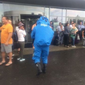 ALERTĂ PE AEROPORTUL SIBIU: Peste 400 de persoane au fost evacuate din cauza unui miros înţepător ALERTĂ PE AEROPORTUL SIBIU: Peste 400 de persoane au fost evacuate din cauza unui miros înţepător