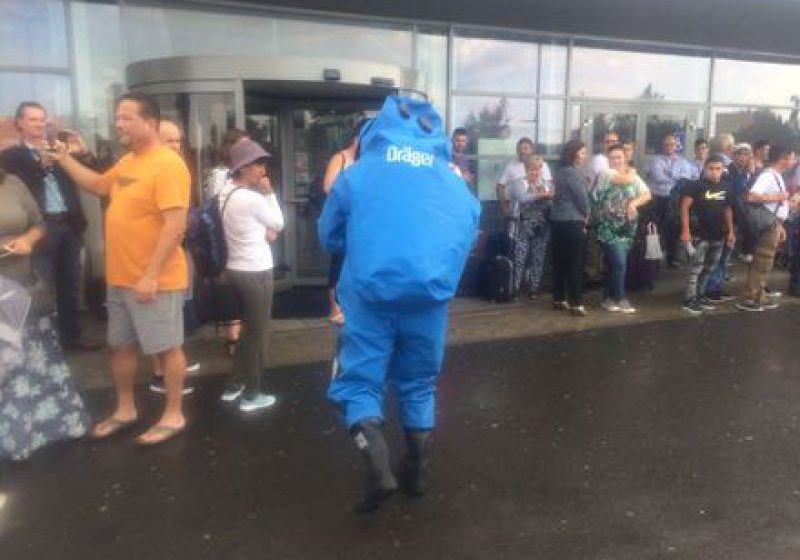 ALERTĂ PE AEROPORTUL SIBIU: Peste 400 de persoane au fost evacuate din cauza unui miros înţepător
