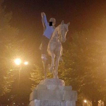 "VITEAZ": Un tânăr, amendat de polițiști după ce s-a urcat pe statuia ecvestră a lui Avram Iancu din Câmpeni