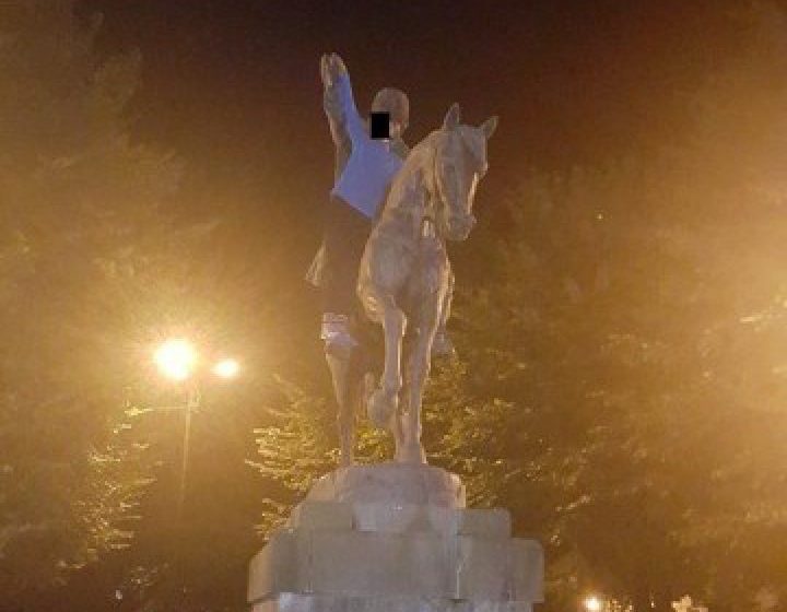 "VITEAZ": Un tânăr, amendat de polițiști după ce s-a urcat pe statuia ecvestră a lui Avram Iancu din Câmpeni