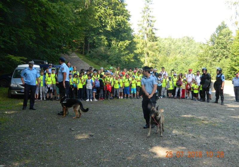 VACANȚĂ ÎN SIGURANȚĂ: Copii la lecții numai bune de învățat de la jandarmii montani