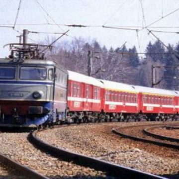 DEFECŢIUNE: Trenul Soarelui Satu Mare – Mangalia cu staţie prin Baia Mare a rămas…în soare DEFECŢIUNE: Trenul Soarelui Satu Mare – Mangalia cu staţie prin Baia Mare a rămas…în soare