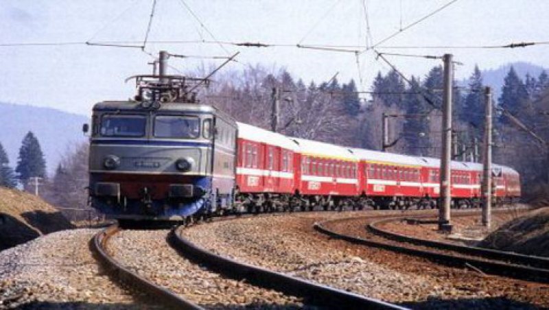 DEFECŢIUNE: Trenul Soarelui Satu Mare – Mangalia cu staţie prin Baia Mare a rămas…în soare DEFECŢIUNE: Trenul Soarelui Satu Mare – Mangalia cu staţie prin Baia Mare a rămas…în soare