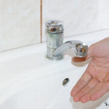 VITAL: S-a întrerupt apa din cauza unei conducte sparte VITAL: S-a întrerupt apa din cauza unei conducte sparte