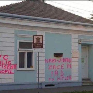 GRAV: Pereții exteriori ai Casei Muzeu Ellie Wiesel vandalizați cu mesaje antisemite GRAV: Pereții exteriori ai Casei Muzeu Ellie Wiesel vandalizați cu mesaje antisemite
