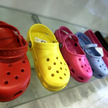 DECIZIE: Celebrii „crocşi” sunt pe cale de dispariţie: Compania îşi va închide toate fabricile iar CFO-ul îşi dă demisia DECIZIE: Celebrii „crocşi” sunt pe cale de dispariţie: Compania îşi va închide toate fabricile iar CFO-ul îşi dă demisia
