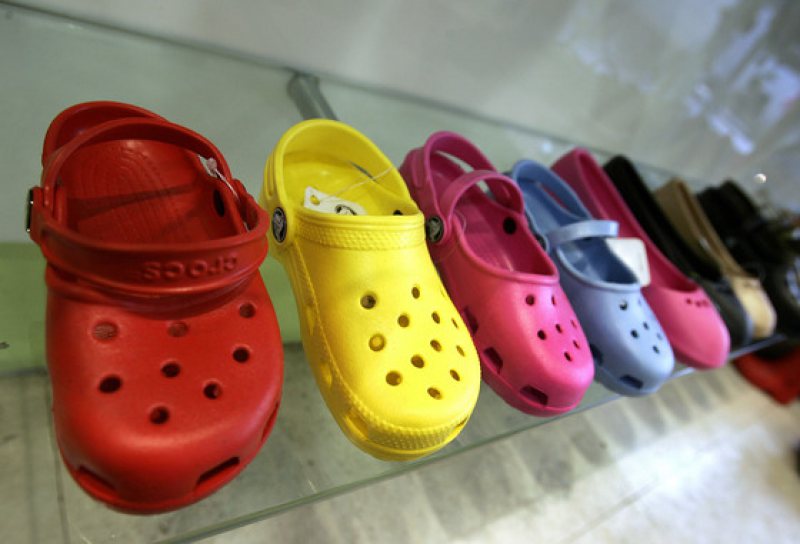 DECIZIE: Celebrii „crocşi” sunt pe cale de dispariţie: Compania îşi va închide toate fabricile iar CFO-ul îşi dă demisia DECIZIE: Celebrii „crocşi” sunt pe cale de dispariţie: Compania îşi va închide toate fabricile iar CFO-ul îşi dă demisia