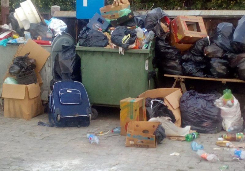 EXASPERANT: Prin unele locuri nu se mai văd pubelele de gunoaiele de lângă ele EXASPERANT: Prin unele locuri nu se mai văd pubelele de gunoaiele de lângă ele