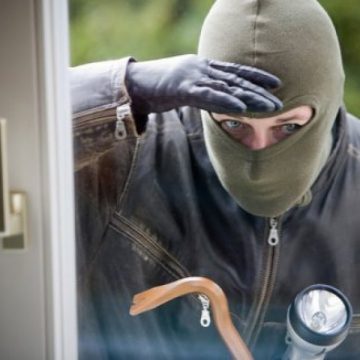 SPĂRGĂTOR DE CASE: Un maramureșean a fost prins la furat în județul Cluj SPĂRGĂTOR DE CASE: Un maramureșean a fost prins la furat în județul Cluj
