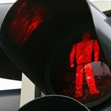 A PĂȚIT-O: Bărbat beat lovit de o mașină în timp ce traversa pe roșu