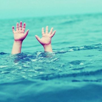 ÎNGER PĂZITOR: Un polițist a salvat de la moarte un copil de patru ani