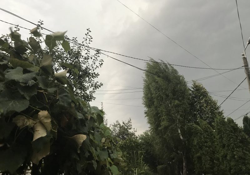SE ZĂPĂCEȘTE VREMEA: Atenționare meteorologică de instabilitate atmosferică
