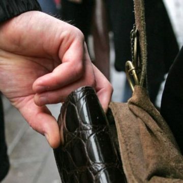 I-AU PRINS: Doi tineri de 18 ani au fost reținuți pentru tâlhărie