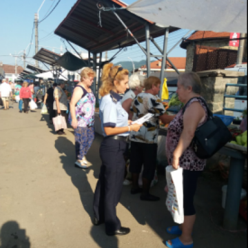 ACȚIUNI PREVENTIVE: Polițiști la piață, dar nu la controale ori cumpărături, ci la sfătuit cetățenii ACȚIUNI PREVENTIVE: Polițiști la piață, dar nu la controale ori cumpărături, ci la sfătuit cetățenii