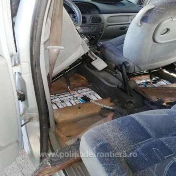CONTRABANDĂ: Țigări dosite în podeaua mașinii