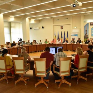 LA DISCUȚII: Campania „Informare acasă! Siguranță în lume!” a ajuns în Maramureș