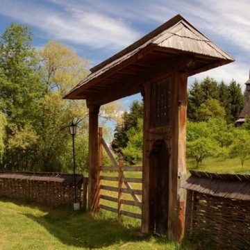 poARTA MARAMUREȘEANĂ: Un proiect de promovare a patrimoniului cultural și a meșterilor populari poARTA MARAMUREȘEANĂ: Un proiect de promovare a patrimoniului cultural și a meșterilor populari