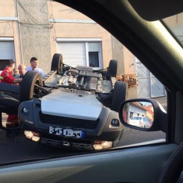 ACCIDENT: Bărbat rănit după ce mașina pe care o conducea a ajuns cu roțile în sus