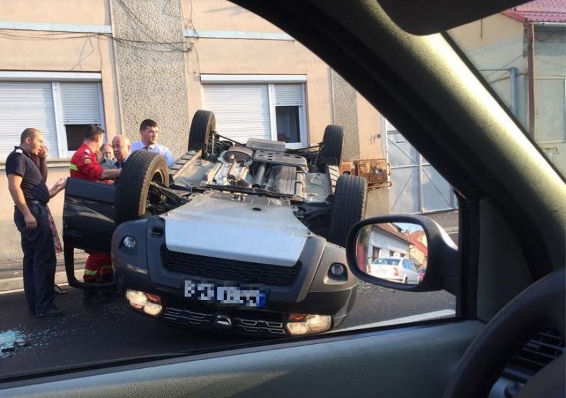 ACCIDENT: Bărbat rănit după ce mașina pe care o conducea a ajuns cu roțile în sus ACCIDENT: Bărbat rănit după ce mașina pe care o conducea a ajuns cu roțile în sus