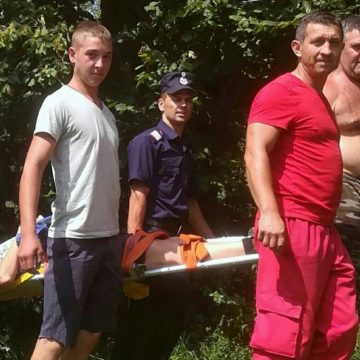 ÎNTÂMPLARE NEFERICITĂ: O turistă belgiană a fost mușcată de un câine pe un traseu montan din Maramureș ÎNTÂMPLARE NEFERICITĂ: O turistă belgiană a fost mușcată de un câine pe un traseu montan din Maramureș
