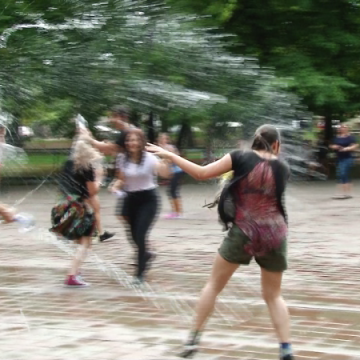 INEDIT: Bătaie cu apă în parc, un eveniment mai răcoritor nici că se putea