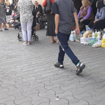 GĂSELNIȚE: Piața din Cuza Vodă s-a mutat pe trotuar GĂSELNIȚE: Piața din Cuza Vodă s-a mutat pe trotuar
