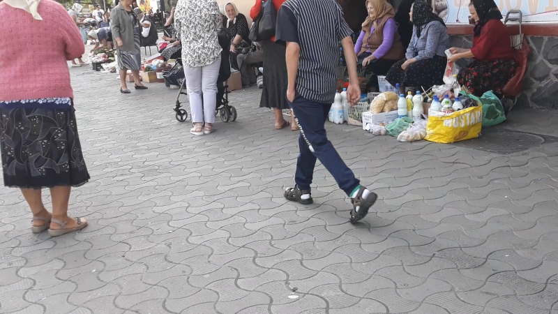 GĂSELNIȚE: Piața din Cuza Vodă s-a mutat pe trotuar GĂSELNIȚE: Piața din Cuza Vodă s-a mutat pe trotuar